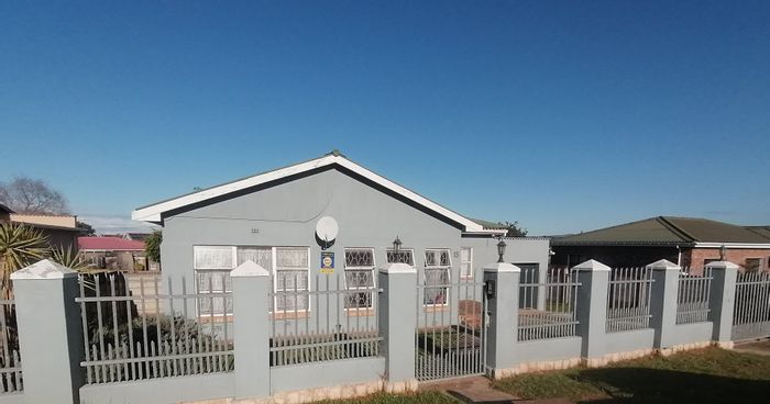 Fairbridge Heights House For Sale: 3 bedrooms, study, garage, and spacious yard.