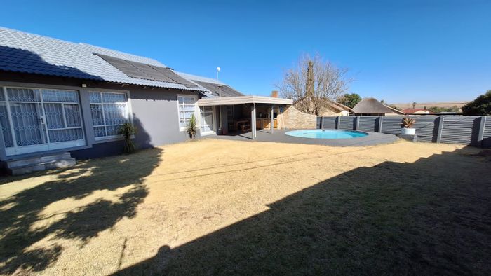 For Sale: House in Sunset Park with pool, flatlet, and spacious outdoor area.