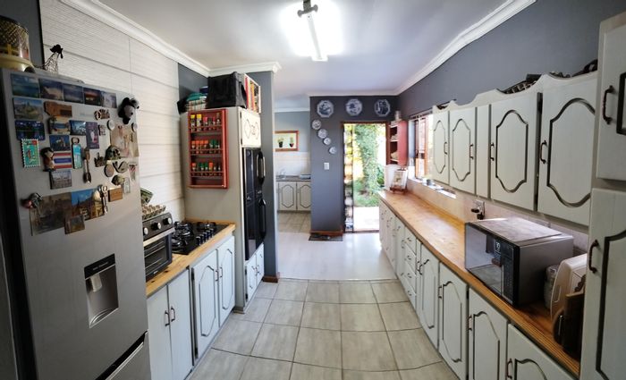 House For Sale in Campher Park: 4 Bedrooms, indoor braai, swimming pool, carport.