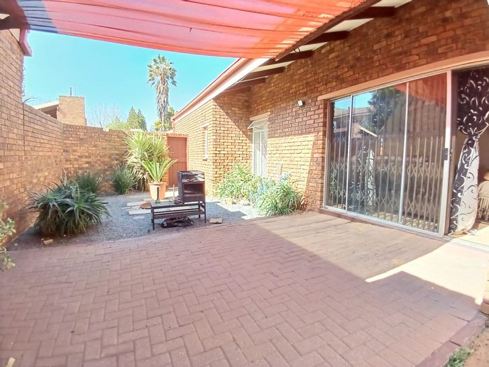 For Sale: Townhouse in Vanderbijlpark CW 3 with garden, garage, and 3 bedrooms.