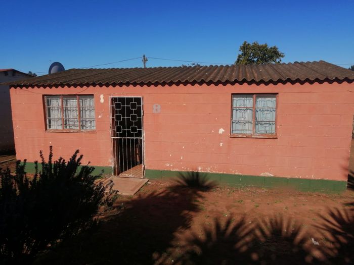 Rosedale House For Sale: 2 beds, close to schools and amenities, needs TLC.