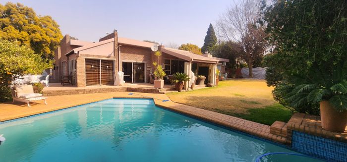 House for Sale in Vanderbijlpark Se 3: 4 Bedrooms, flatlet, entertainment areas, security.