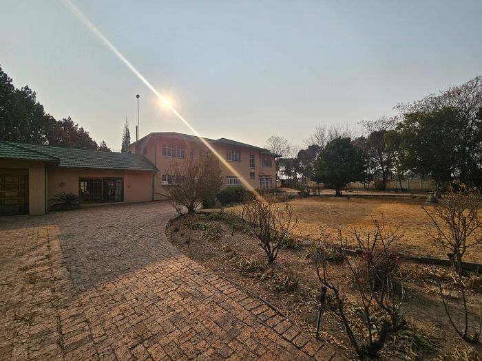 Farm in Miravaal For Sale: Two houses, pool, entertainment area, and servants quarters.
