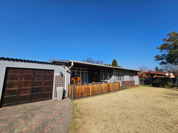 For Sale: House in Sasolburg Ext 23 with 3 bedrooms, garage, and lapa.