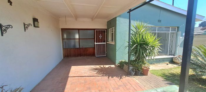 For Sale: House in Arcon Park with 3 bedrooms, pool, and 2 garages.