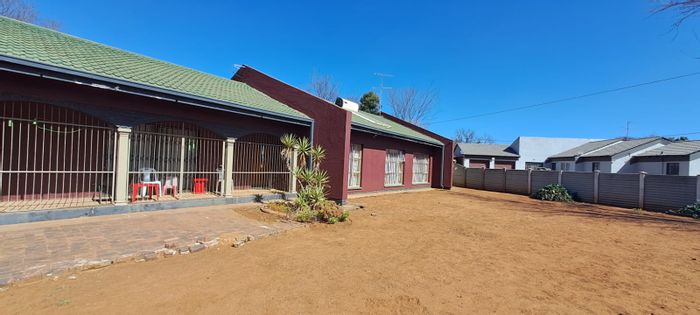 For Sale: House in Arcon Park with 3 bedrooms, study, and ample parking.