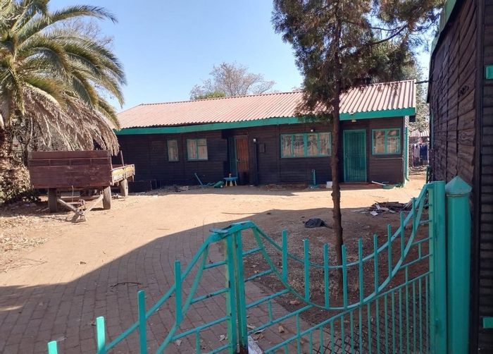 For Sale: 3-Bedroom House in Sasolburg Ext 12 with Garage and Outside Room.