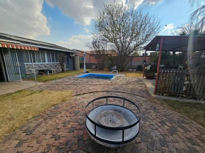 3-bedroom house with 2 flats, pool, and boma in Sasolburg Ext 1 For Sale.