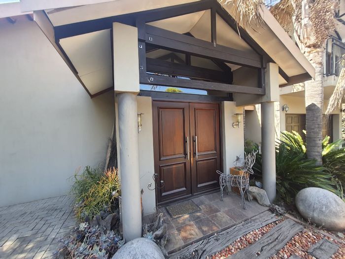 Spacious 6-bedroom house in Vanderbijlpark Se 3, ideal for families or guesthouse.