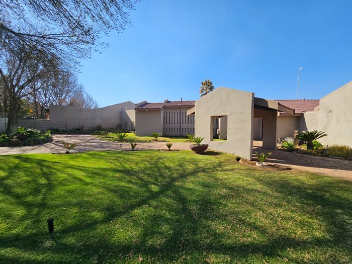 For Sale: House in Sasolburg Ext 11 with 4 bedrooms, pool, and braai area.