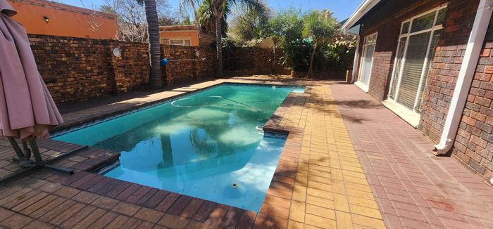 For Sale: 3 Bedroom House in Vanderbijlpark SE 6, ideal for business, pool, lapa.