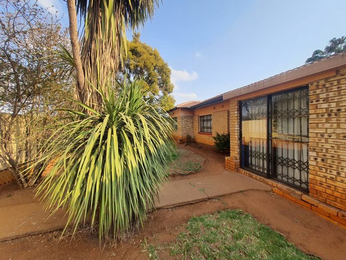 For Sale: House in Vanderbijlpark Cw 2 with pool, study, and solar panels.