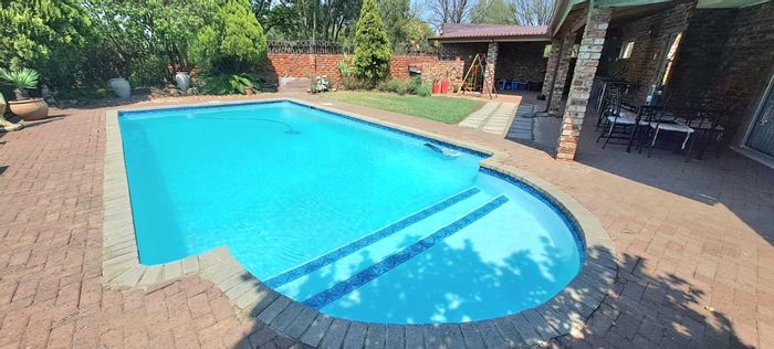 Three Rivers East House For Sale: 3 Bedrooms, Pool, Indoor Braai, Borehole.