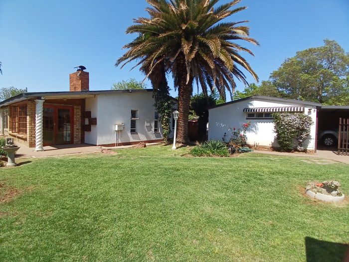 For Sale: House in Sasolburg Ext 5 with pool, entertainment area, and security features.