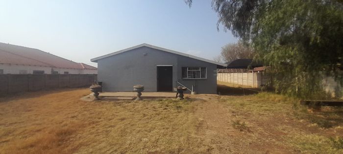 Riversdale House For Sale: 3 Bedrooms, Open-Plan Living, Double Carport, Spacious Yard.