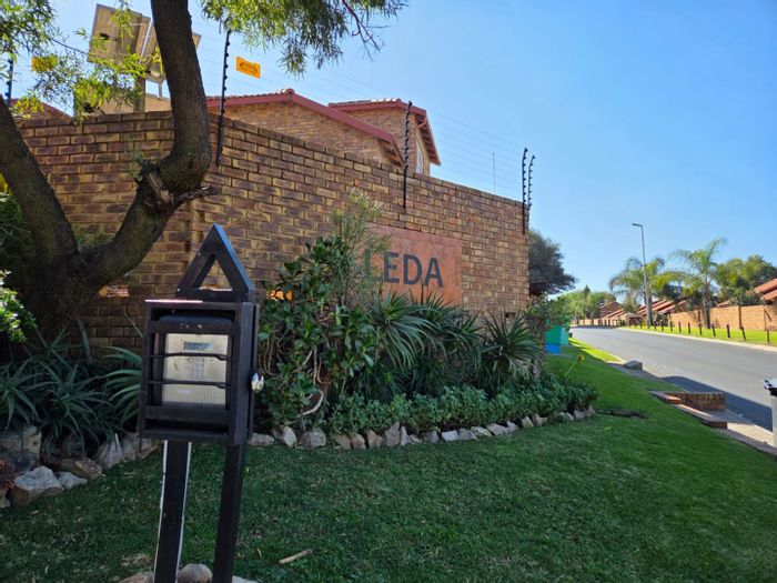 Wilgeheuwel Townhouse To Rent: 3 bedrooms, wrap-around garden, double garage, near schools.
