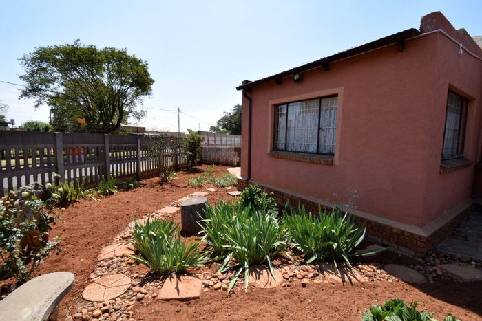 For Sale: House in Brakpan Central with guest house, workshop, and spacious living areas.