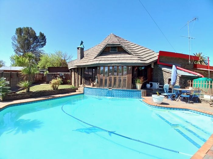 For Sale: House in Sasolburg Ext 11 with pool, jacuzzi, and entertainment area.