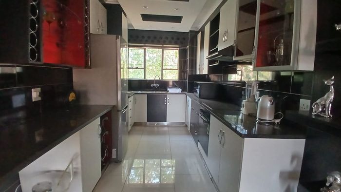 For Sale: Townhouse in Vanderbijlpark Central with 3 beds, 2 baths, secure parking.