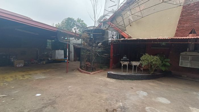 For Sale: House in Vanderbijlpark Central with large yard and renovation potential.