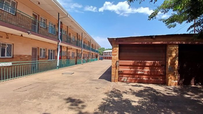 Flat for Sale in Vanderbijlpark Cw 1: Two bedrooms, open lounge, spacious backyard.