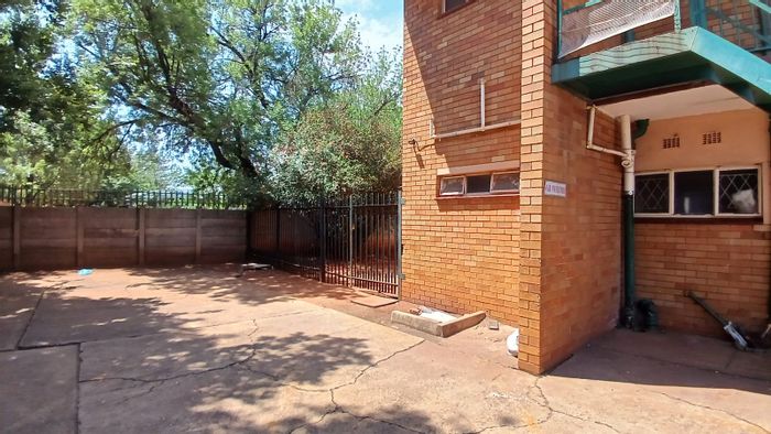 Flat for Sale in Vanderbijlpark Cw 1: Two bedrooms, open lounge, spacious backyard.