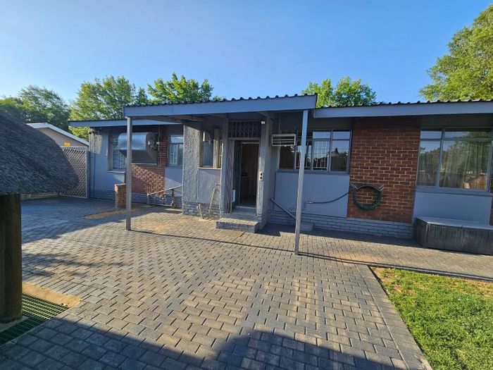 For Sale: House in Sasolburg Ext 23 with smart home, security, and pool.