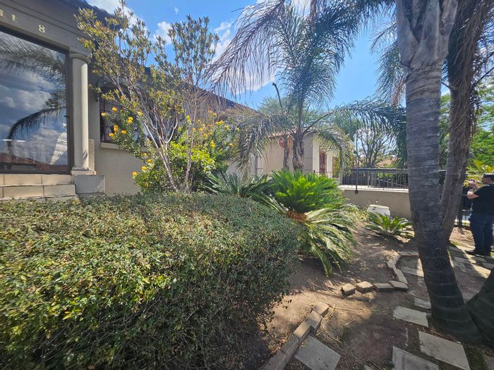 For Sale: House in Model Park with 3 beds, 2 baths, flat, and garages.