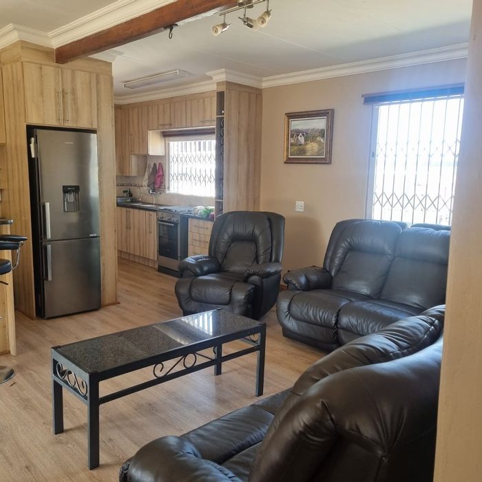 House for Sale in Vaal Marina Central: 3 Bedrooms, Jacuzzi, Open Plan Living.