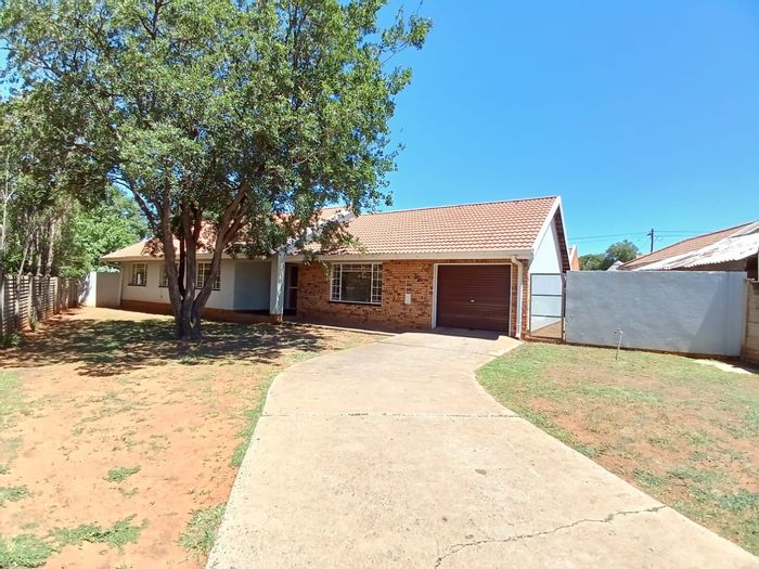 For Sale: House in Vaalpark with 4 bedrooms, spacious yard, and servant quarters.