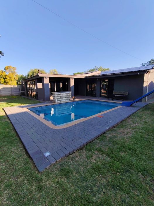 House for Sale in Sasolburg Ext 12: Flatlet, pool, entertainment area, solar system.