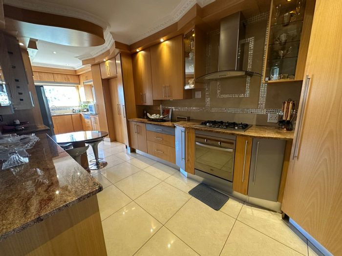 Waldrift House For Sale: 3 Bedrooms, CCTV, Garden, Servant Quarters, 2 Garages.