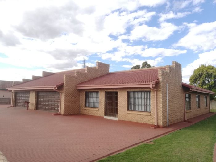 For Sale: Falcon Ridge House with 3 Bedrooms, Large Yard, Pet-Friendly.