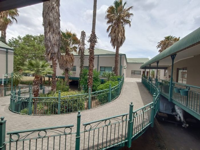 Three Rivers House For Sale: Riverfront access, jacuzzi, secure estate, ample parking.