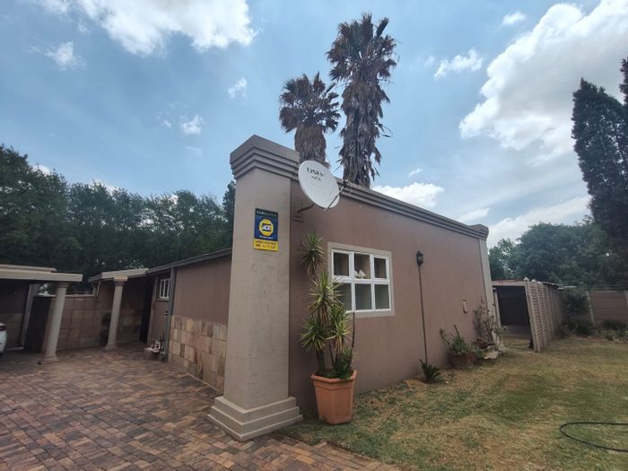 For Sale: House in Sasolburg Ext 15 with pool, lapa, and spacious living areas.