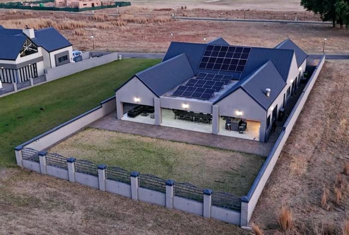 Heron Banks Golf Estate House For Sale: 3 beds, golf views, solar power, secure living.