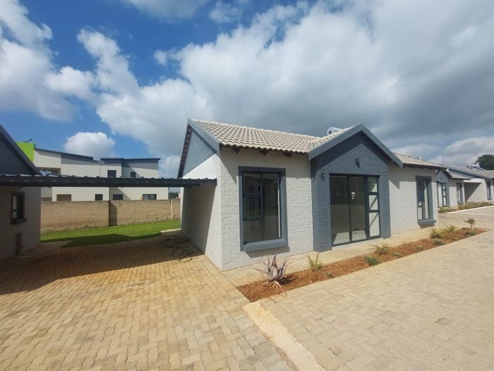 Rayton Central Townhouse For Sale: 3 beds, double carport, near amenities.