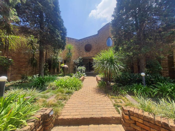 Vanderbijlpark Se 3 House For Sale: 4 Bedrooms, pool, lapa, off-grid features.