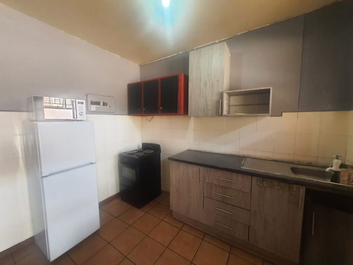 For Sale: 3-Bedroom Flat in Vanderbijlpark Cw 1 with Study and Lounge.
