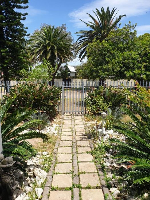 House For Sale in Humansdorp Central: 4 bedrooms, garden, deck, double garage.