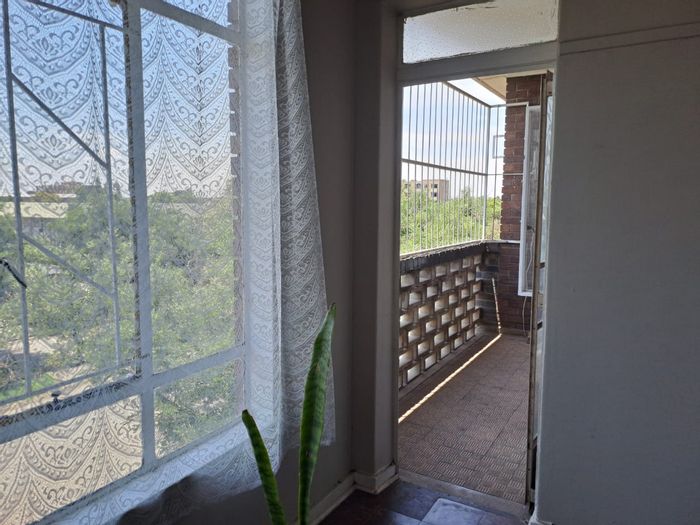 1-Bedroom Flat for Sale in Vereeniging Central with secure complex and carport.