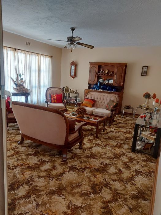 For Sale: House in Olifantshoek Central with 4 bedrooms, flatlet, and entertainment areas.