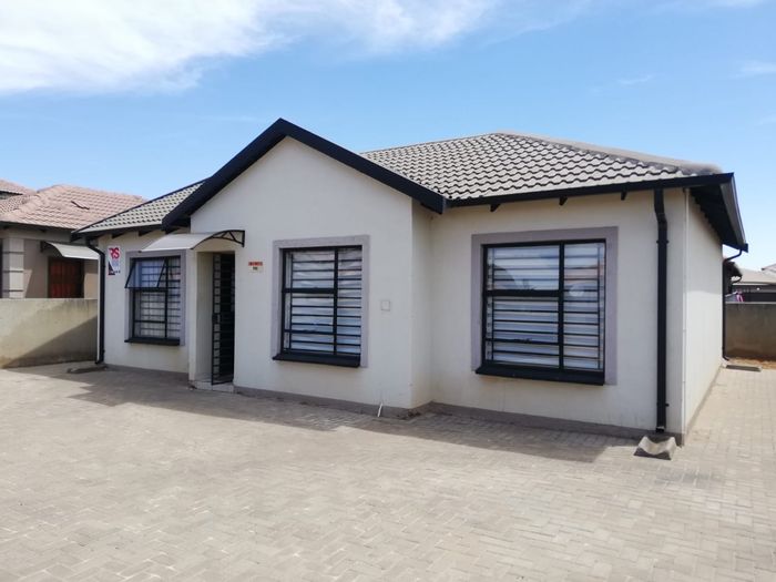 3 Bedroom house for sale in Vanderbijlpark Ce 4 with pet-friendly yard.