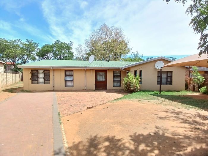 For Sale: House in Sasolburg Ext 1 with flats, double carports, and income potential.