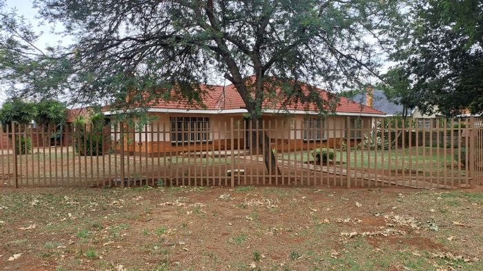 Duncanville House For Sale: 3 Bedrooms, double stand, garages, pet-friendly, development potential.