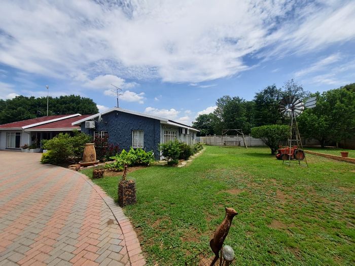 Farm For Sale in Theoville: Pool, Lapa, 5 Flatlets, Borehole, Secure Parking.