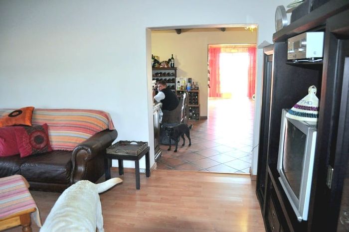 Heilbron Central House For Sale: Spacious 3-bed home, pool, cottages, and ample parking.