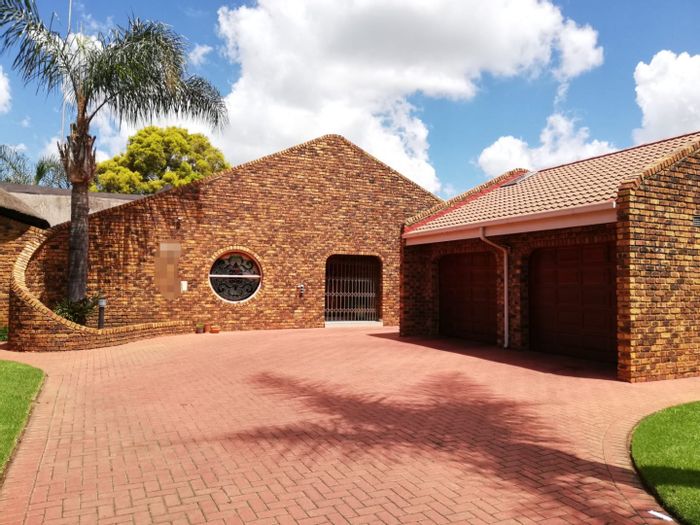 Falcon Ridge House For Sale: 4 Bedrooms, Pool, Flatlet, Spacious Living Areas.