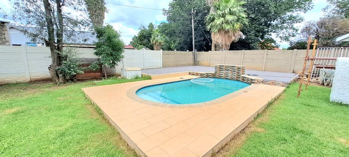 Waldrift House For Sale: Open plan living, pool, study, double garage, spacious yard.