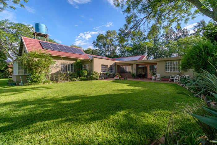 Muldersdrift Farm For Sale: 2-bed farmhouse, spacious kitchen, expansive land, covered parking.